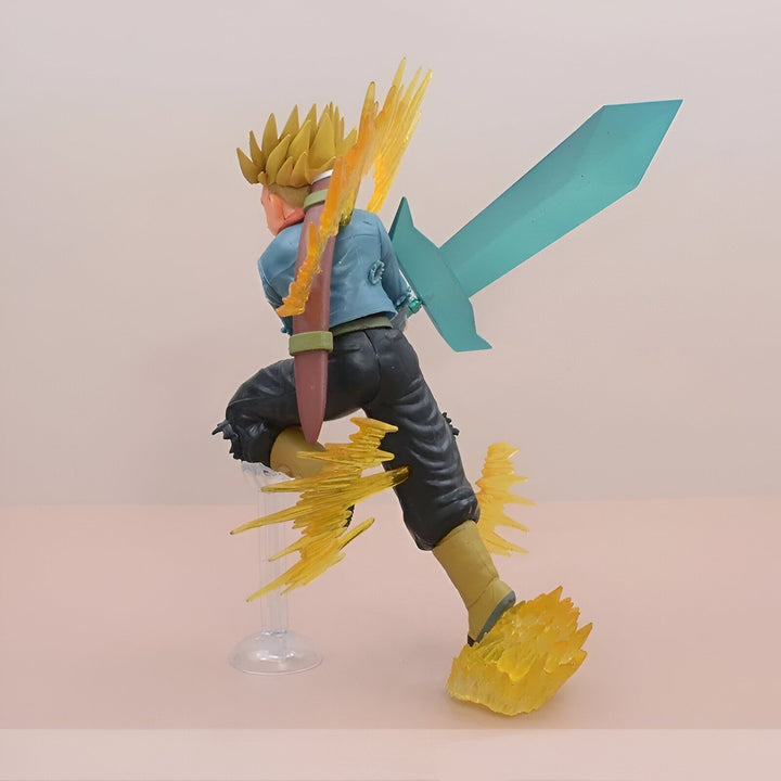 Une figurine de Trunks du futur, un personnage de Dragon Ball Z. Il est représenté en train de voler et tient une épée dans sa main droite. Il porte une veste bleue, un pantalon noir et des bottes jaunes. Ses cheveux sont blonds et hérissés.,FI-8610458334