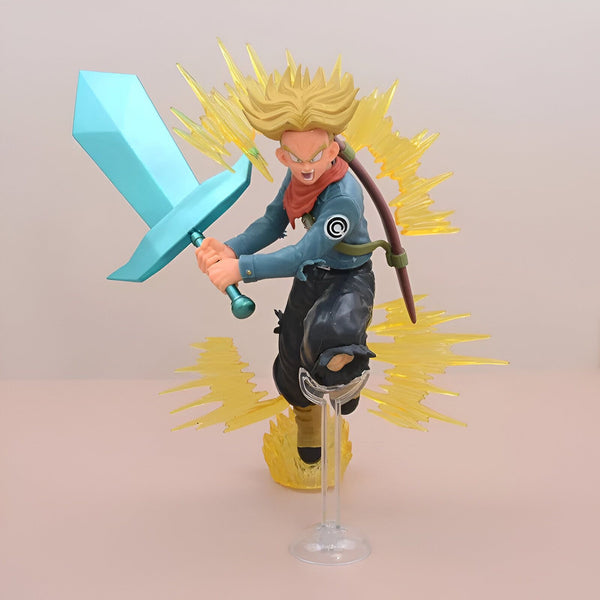 Une figurine de Trunks du futur, un personnage de Dragon Ball Z. Il est représenté en train de se battre, tenant une épée dans sa main droite et un fourreau dans sa main gauche. Il est entouré d'un aura jaune et bleue.,FI-8610458334