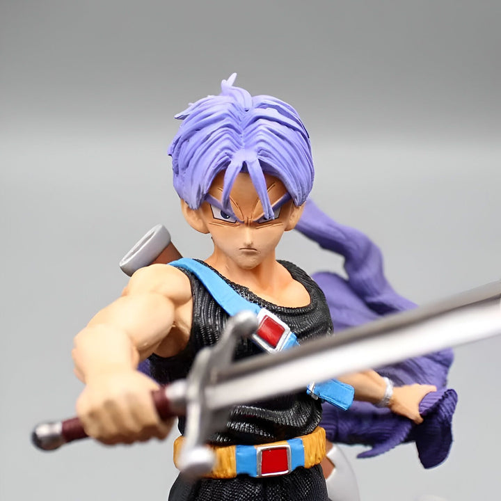 Une figurine de Trunks du futur, un personnage de Dragon Ball Z. Il est vêtu d'un gilet noir et d'un pantalon bleu. Il a les cheveux violets et les yeux bleus. Il est en train de se battre avec une épée.,FI-8981720819