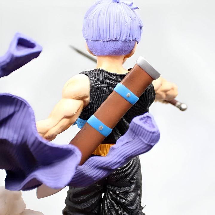 Une figurine de Trunks du futur, un personnage de Dragon Ball Z. Il est vêtu d'un gilet noir et d'un pantalon noir. Il a une épée dans le dos et une cape violette qui flotte au vent.,FI-8981720819
