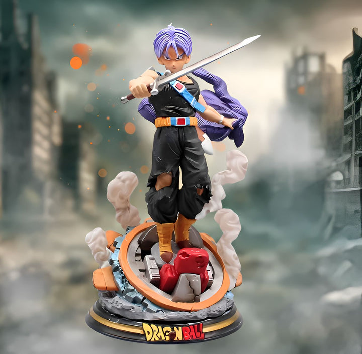 Une figurine de Trunks du futur, un personnage de Dragon Ball Z. Il est vêtu d'une combinaison noire et violette et porte une épée. Il se tient sur un socle rond avec le logo de Dragon Ball Z.,FI-8981720819