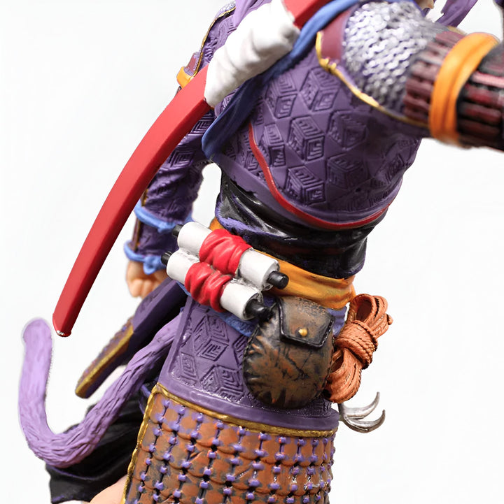 Une image d'un personnage de dessin animé portant une armure violette et une épée rouge. Il a une queue de singe et porte un parchemin dans le dos.,FI-0861999509