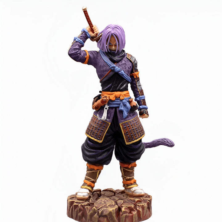 Une figurine de Trunks, un personnage de Dragon Ball Z, dans une tenue de samouraï. Il tient un katana dans sa main droite et porte un fourreau dans son dos. Il a les cheveux violets et les yeux bleus.,FI-0861999509