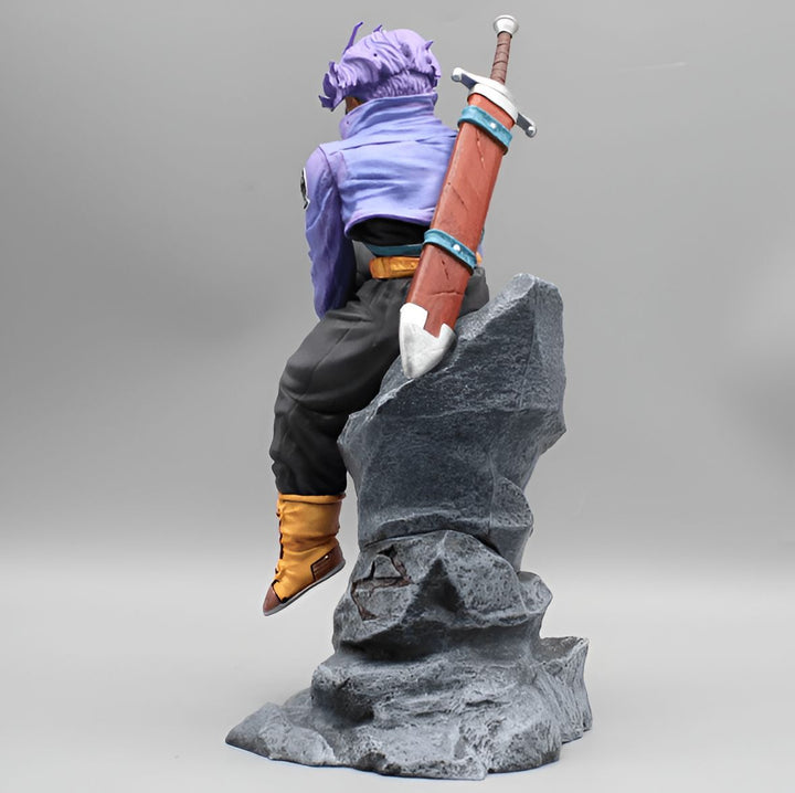 Une figurine de Trunks, un personnage de Dragon Ball Z, assis sur un rocher. Il porte une épée sur le dos.,FI-7573487673