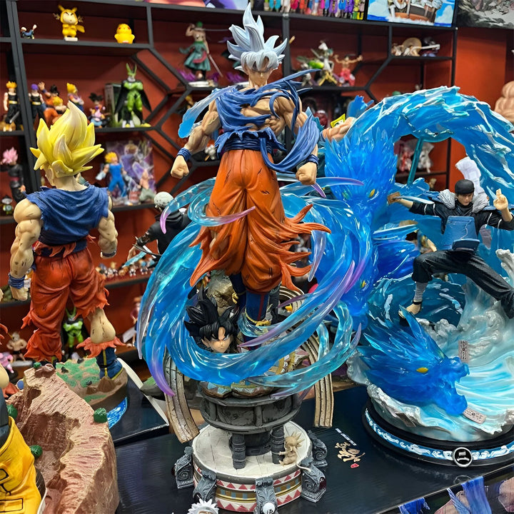 Une figurine de Son Goku, un personnage de la série animée Dragon Ball Z. Il est représenté en train de se battre contre un ennemi, et est entouré d'un tourbillon d'énergie bleue.,FI-544095855X