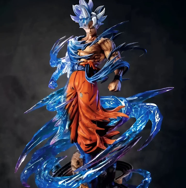 Une figurine de Son Goku, un personnage de la série Dragon Ball Z. Il est représenté en train de se battre, avec ses cheveux bleus hérissés et une aura bleue l'entourant.,FI-544095855X