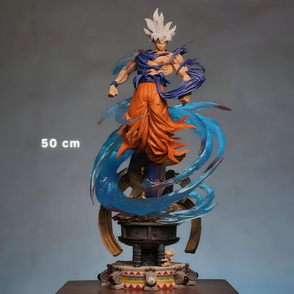Une figurine de Son Goku, un personnage de la série animée Dragon Ball Z. Il est représenté en train de se battre, avec ses cheveux bleus et ses vêtements déchirés. La figurine est posée sur un socle bleu transparent.,FI-544095855X