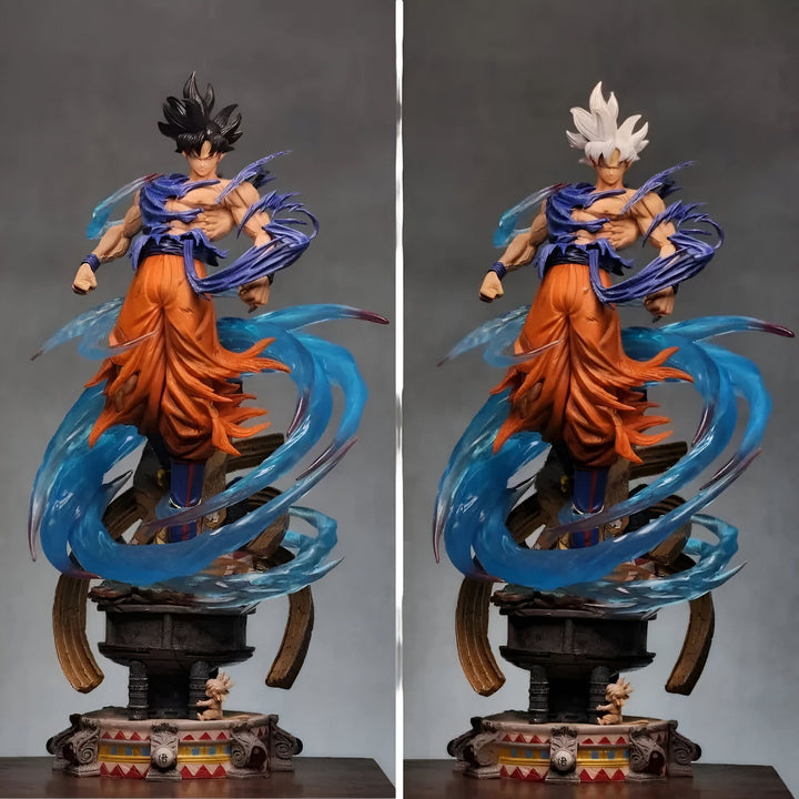 Deux figurines de Son Goku, l'une avec les cheveux noirs et l'autre avec les cheveux blancs. Elles sont toutes les deux en position de combat, avec les poings serrés et les jambes écartées.,FI-544095855X