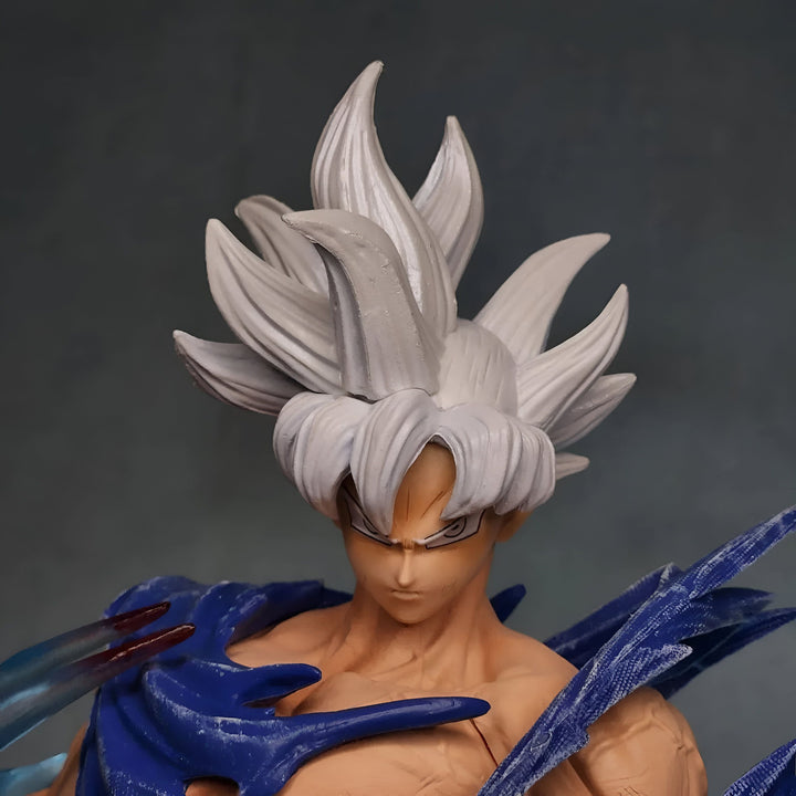 Une figurine de Son Goku, un personnage de la série animée Dragon Ball Z. Il est représenté avec les cheveux blancs et les yeux bleus, et porte une combinaison bleue et orange.,FI-544095855X