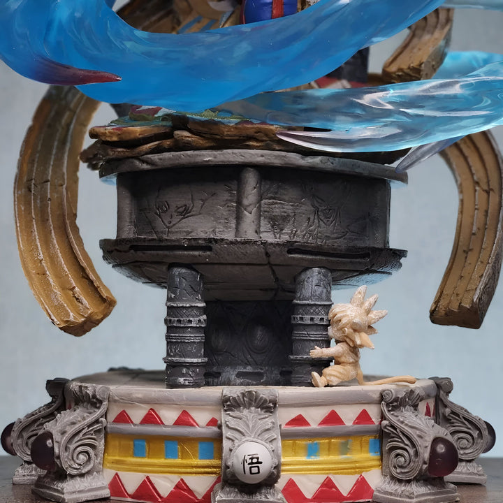 Une image d'une figurine de Son Goku, un personnage de la série Dragon Ball. Il est représenté en train de se tenir sur un piédestal, avec les cheveux jaunes et les yeux bleus. Il porte une combinaison orange et bleue, et une ceinture bleue. Il est entouré d'un aura bleue.,FI-544095855X