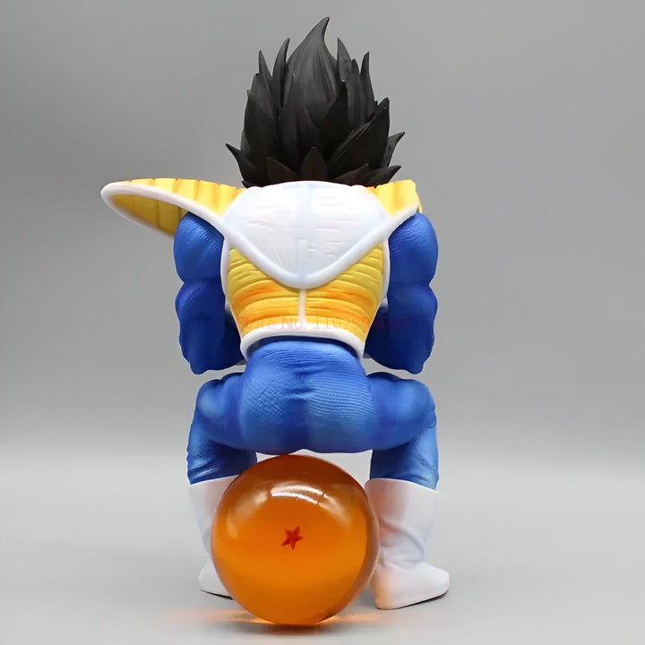 Une figurine de Vegeta, un personnage de Dragon Ball Z, est assise sur une boule de cristal. Vegeta porte sa combinaison de combat bleue et jaune et ses cheveux noirs sont hérissés. Il a une expression arrogante sur le visage.,FI-0289673437