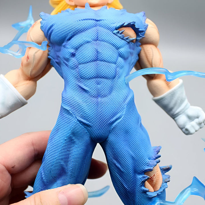 Une figurine de Vegeta, un personnage de Dragon Ball Z. Il est vêtu d'une combinaison bleue déchirée et ses muscles sont visibles. Il est entouré d'éclairs bleus.,FI-3019608635