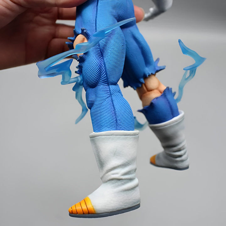 Une image des jambes et des pieds d'une figurine de Vegeta, un personnage de Dragon Ball Z. Vegeta est représenté avec sa combinaison bleue déchirée et ses bottes blanches. Il y a de l'électricité qui sort de ses jambes.,FI-3019608635