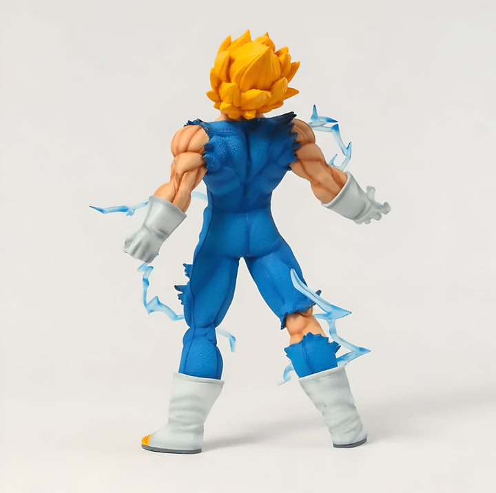 Une figurine de Vegeta, un personnage de Dragon Ball Z, est représentée de dos. Il porte sa combinaison bleue et jaune et ses cheveux sont blonds. Il est en train de se préparer à attaquer.,FI-3019608635