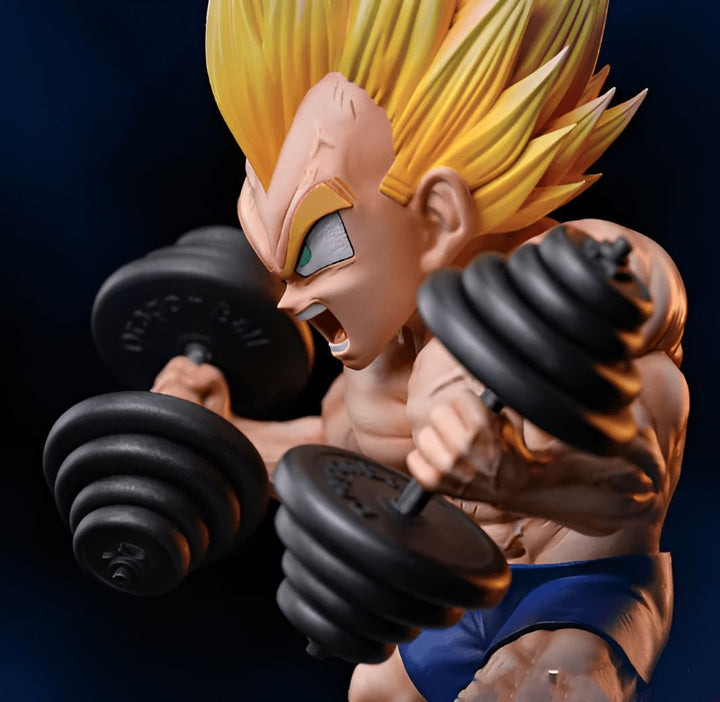 Une figurine de Vegeta, un personnage de Dragon Ball Z, en train de soulever des haltères. Il est représenté avec les cheveux blonds, les yeux bleus et la peau bronzée. Il porte un short bleu et des bottes blanches. La figurine est en résine et mesure environ 15 cm de haut.,FI-3985104476