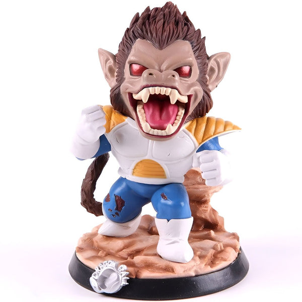 Une figurine de Son Goku en mode Oozaru. Il est debout sur un rocher, les poings serrés et les yeux rouges. Il porte une combinaison bleue et orange déchirée.,FI-1689105445