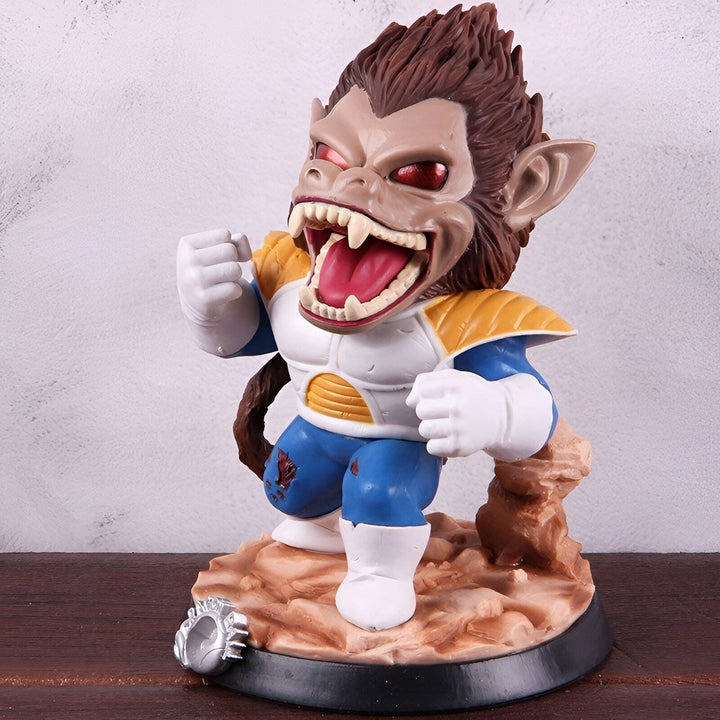 Une figurine de Son Goku en Super Saiyan 4. Il est représenté avec les cheveux bruns, les yeux rouges et la peau dorée. Il porte une combinaison bleue et jaune. Il est en position de combat.,FI-1689105445