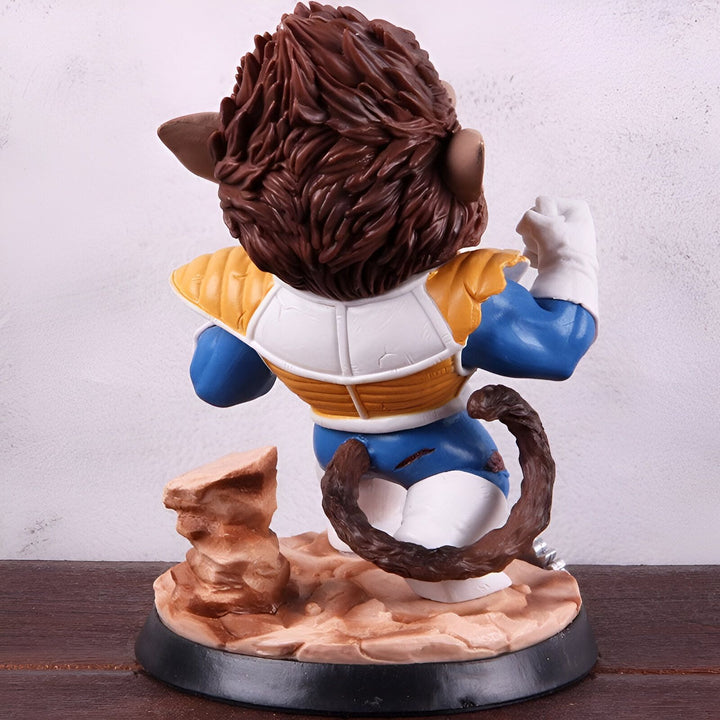 Une figurine de Son Goku, un personnage de Dragon Ball Z, en train de se transformer en Super Saiyan 4. Il est vêtu d'une combinaison bleue et jaune et a une fourrure marron. Il est debout sur un rocher et est entouré de fumée.,FI-1689105445