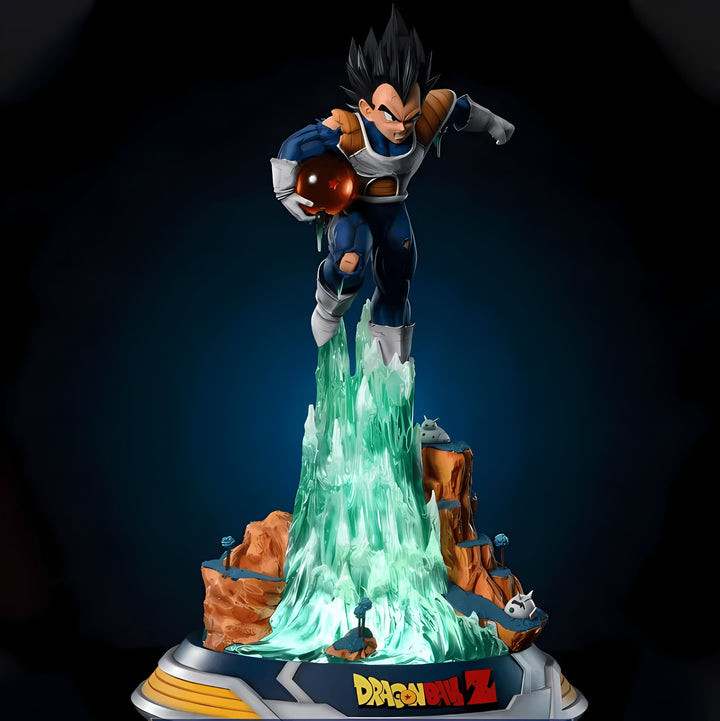 Une figurine de Vegeta, un personnage de Dragon Ball Z, en train de voler et tenant une boule d'énergie. La figurine est éclairée par une lumière bleue et est posée sur un socle transparent.,FI-7019172628