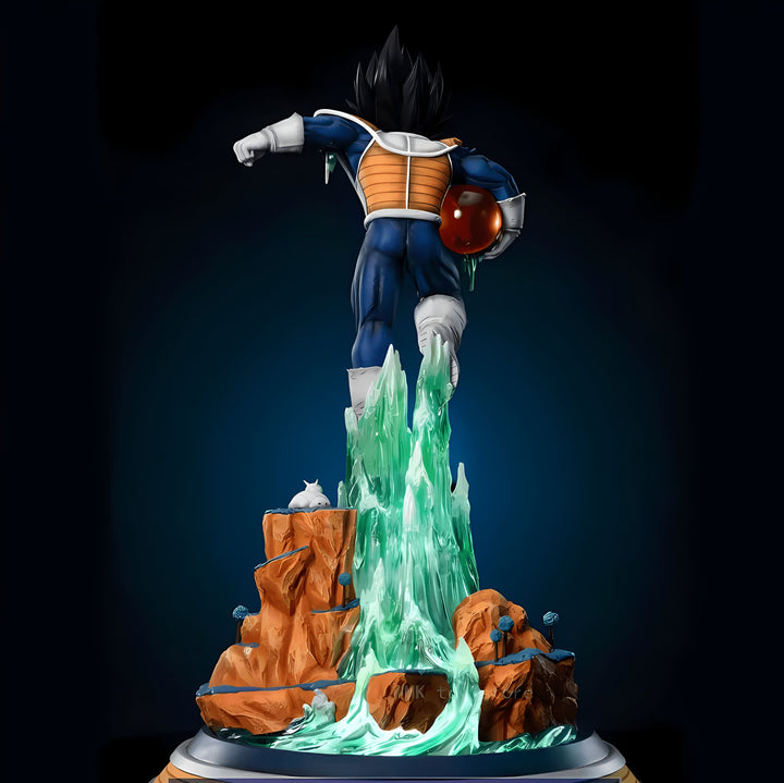 Une image de Vegeta, un personnage de Dragon Ball Z. Il est représenté en train de voler et de tenir une boule d'énergie dans sa main. Il porte une combinaison bleue et jaune et des bottes blanches. L'arrière-plan est noir et bleu.,FI-7019172628