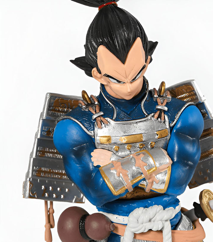 Une figurine de Vegeta, un personnage de la série Dragon Ball Z, vêtu d'une armure de samouraï bleue et argentée. Il a les cheveux noirs et les yeux bleus, et il est en position de combat.,FI-7892321586