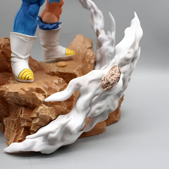 Une image d'une figurine de Vegeta, un personnage de la série Dragon Ball Z. Vegeta est représenté en train de se tenir sur un rocher, et il est entouré d'un nuage de fumée blanche.,FI-9370504788