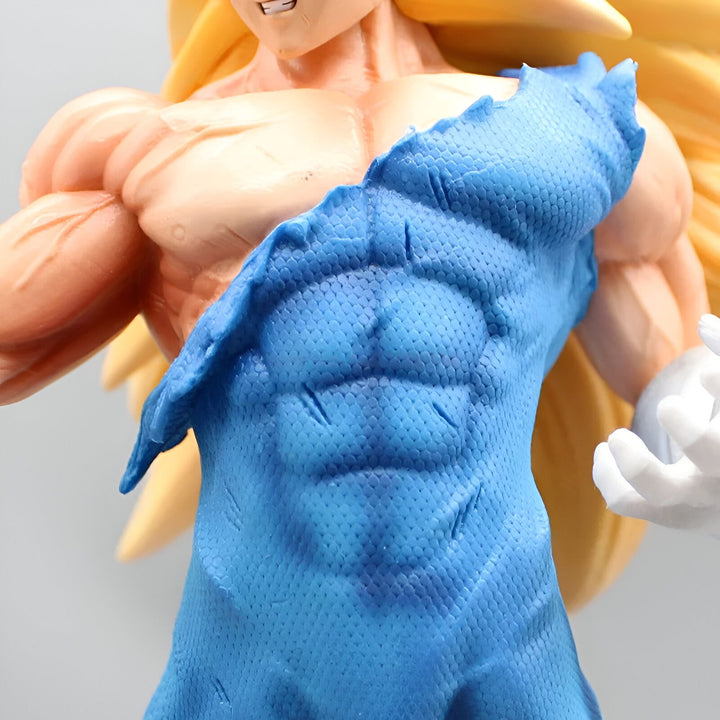 Une image en gros plan de la figurine de Son Goku en Super Saiyan 3. On peut voir les détails de ses muscles et de sa peau.,FI-9370504788