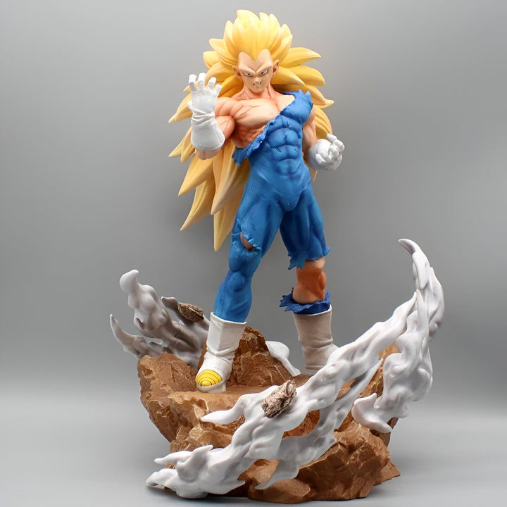 Une figurine de Vegeta, un personnage de la série Dragon Ball Z. Il est représenté avec les cheveux longs et blonds, vêtu d'une combinaison bleue déchirée. Il se tient sur un rocher, entouré de fumée.,FI-9370504788