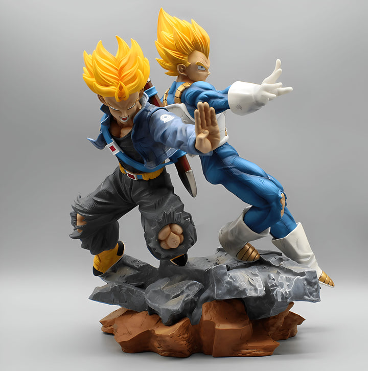 Une figurine de Vegeta et Trunks, deux personnages du manga Dragon Ball Z. Vegeta est un prince Saiyan et Trunks est son fils. Ils sont tous les deux très forts et peuvent se transformer en Super Saiyan.,FI-889710455X