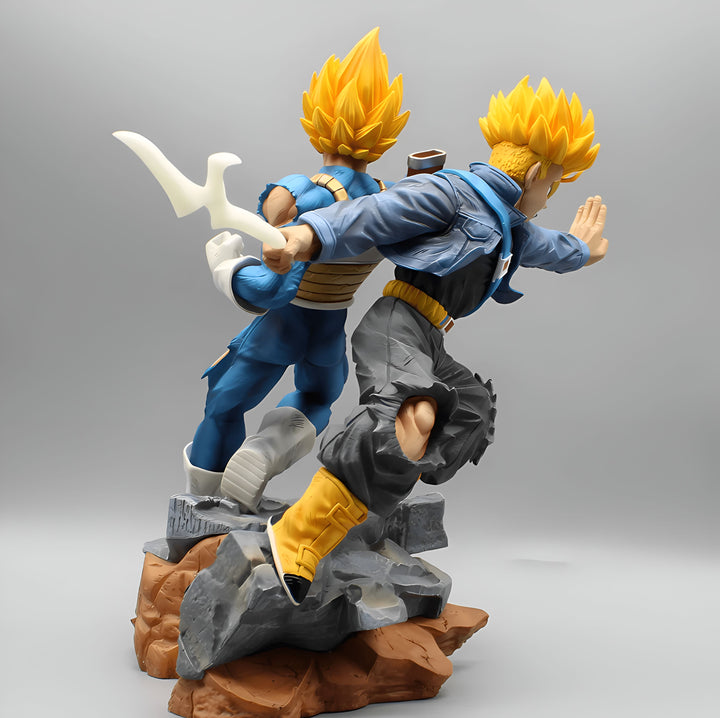 Une figurine de Vegeta et Trunks, deux personnages du manga Dragon Ball Z. Vegeta est vêtu d'une combinaison bleue et jaune, et Trunks porte une veste bleue et un jean. Les deux personnages sont en position de combat, et sont prêts à se battre.,FI-889710455X