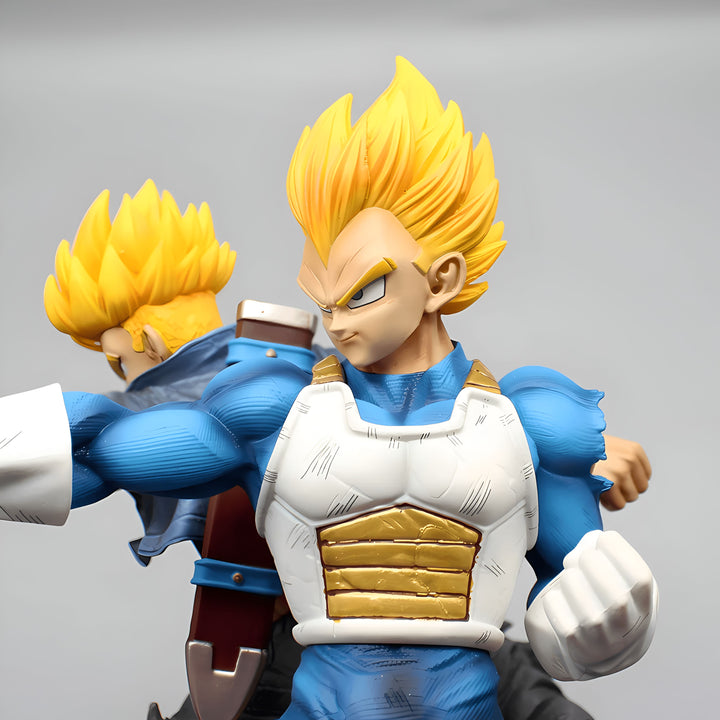 Une figurine de Vegeta, un personnage de la série Dragon Ball Z. Il est représenté avec ses cheveux blonds hérissés, sa combinaison bleue et blanche et ses bottes jaunes. Il est en position de combat, le poing droit en avant et le gauche replié près du corps.,FI-889710455X