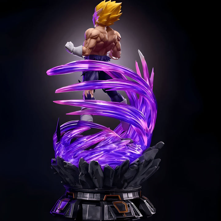 Une figurine de Vegeta, un personnage de Dragon Ball Z, est représentée de dos. Il est en train de se préparer à attaquer et est entouré d'un tourbillon d'énergie mauve.,FI-7276835502