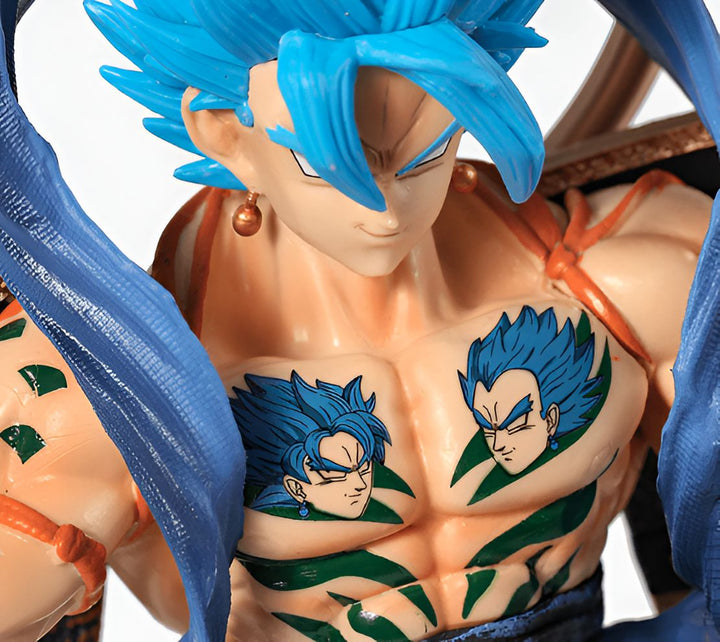 Une figurine de Vegeta, un personnage de Dragon Ball Z. Il est représenté avec les cheveux bleus et les yeux bleus. Il porte une armure bleue et jaune. Il est tatoué sur le torse avec les visages de ses fils, Trunks et Bra.,FI-2910282007
