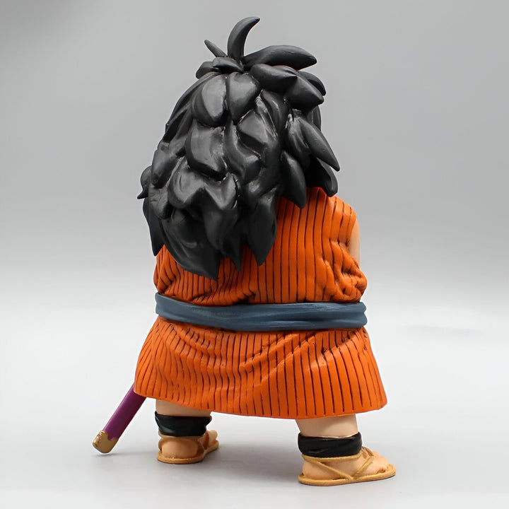 Une figurine de Yajirobe, un personnage de Dragon Ball Z, est représentée de dos. Il porte une tenue orange et marron et a les cheveux noirs. Il est pieds nus et porte une épée violette à la ceinture.,FI-546999421X