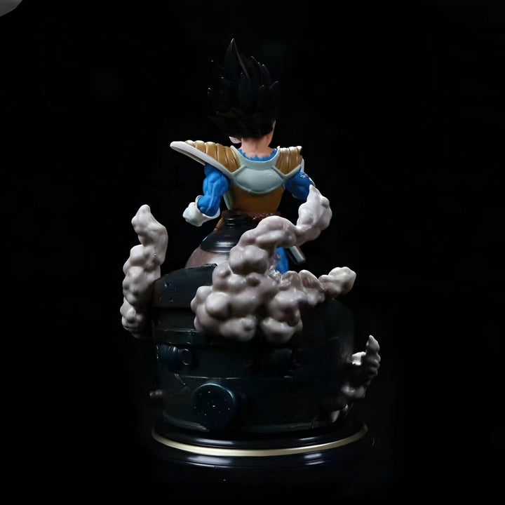 Une figurine de Vegeta, un personnage de Dragon Ball Z, est debout sur un socle noir. Il est vêtu d'une combinaison bleue et jaune et a les cheveux noirs. Il est entouré de fumée.,FI-8019288201