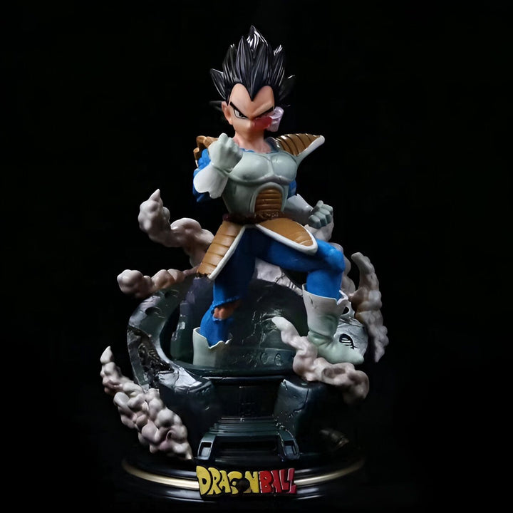 Une figurine de Vegeta, un personnage de la série Dragon Ball Z. Il est représenté en train de se battre, avec ses cheveux noirs hérissés, sa combinaison bleue et jaune et ses bottes blanches. Il est entouré d'un nuage de fumée.,FI-8019288201