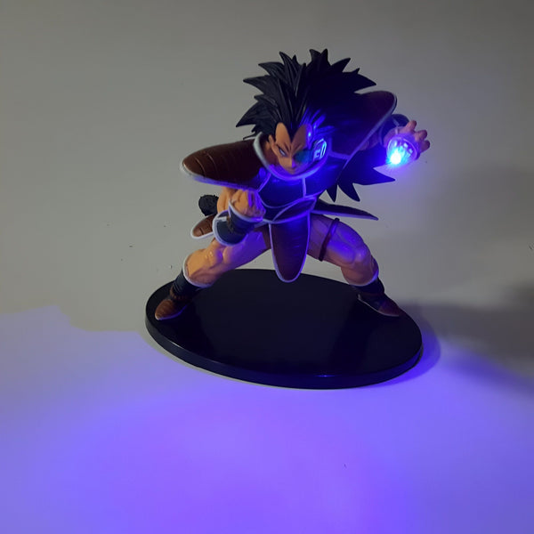 Une figurine de Raditz, un personnage de Dragon Ball Z, éclairée par une lumière bleue.,FI-6717072121