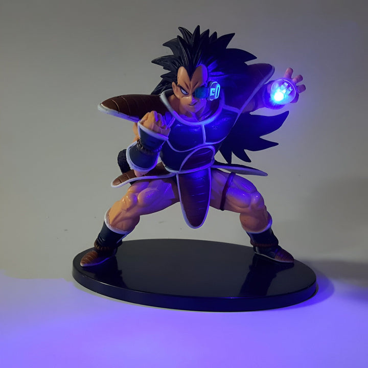 Une figurine de Raditz, un personnage de Dragon Ball Z, est éclairée par une lumière bleue. Raditz est un Saiyan, une race extraterrestre guerrière, et le frère aîné de Goku, le protagoniste de la série. Il est l'un des premiers antagonistes de la série et est tué par Goku et Piccolo.,FI-6717072121