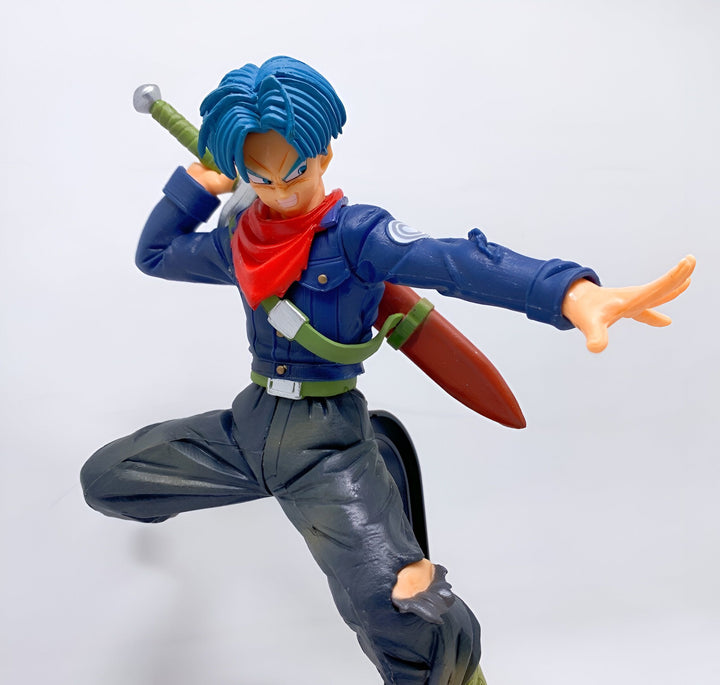 Une figurine de Trunks du futur, un personnage de Dragon Ball Z. Il est vêtu d'un gilet bleu, d'un pantalon noir et d'une écharpe rouge. Il tient une épée dans sa main droite et a la main gauche ouverte.,FI-7341826142,FI-6766447613