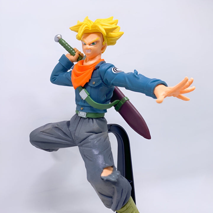 Une figurine de Trunks du futur, un personnage de Dragon Ball Z. Il est représenté en train de se battre, avec son épée à la main. Il porte une veste bleue et un pantalon gris. Ses cheveux sont blonds et hérissés.,FI-7341826142,FI-6766447613