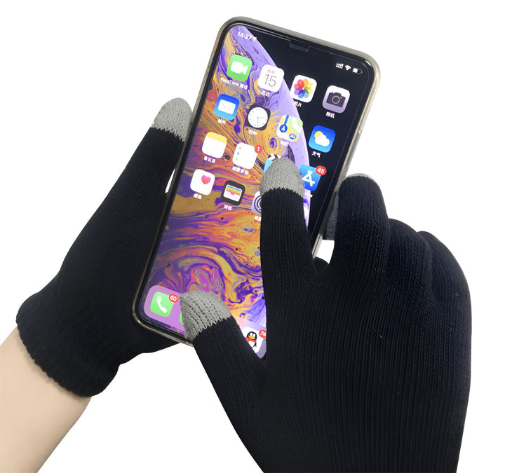 Une personne portant des gants noirs et gris utilise un téléphone portable.,GA-6905730939