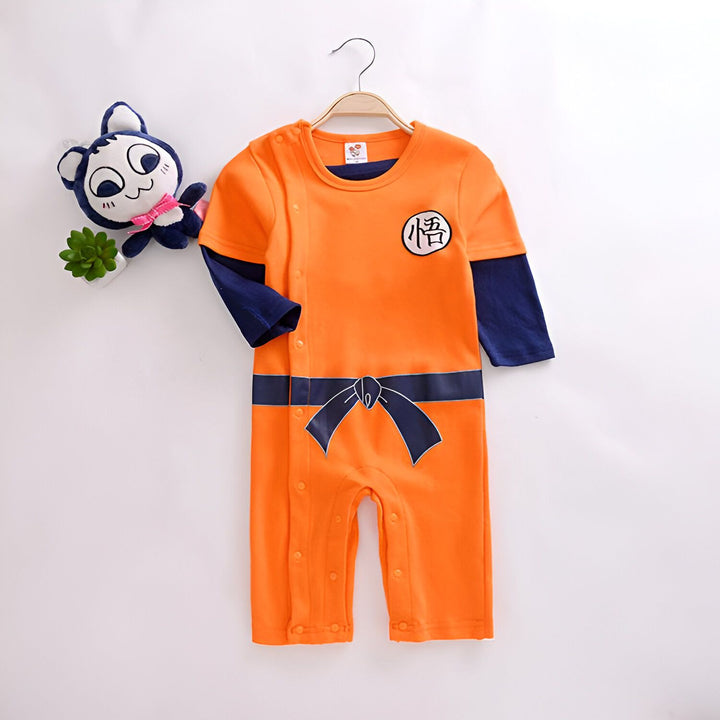 Une grenouillère orange et bleue avec le symbole "Goku" sur la poitrine.,GR-7171608786,GR-1168178649,GR-5392673953,GR-9178063523,GR-3933005612,GR-9569868449,GR-5166007050,GR-6557248405,GR-9720434694,GR-8916103274