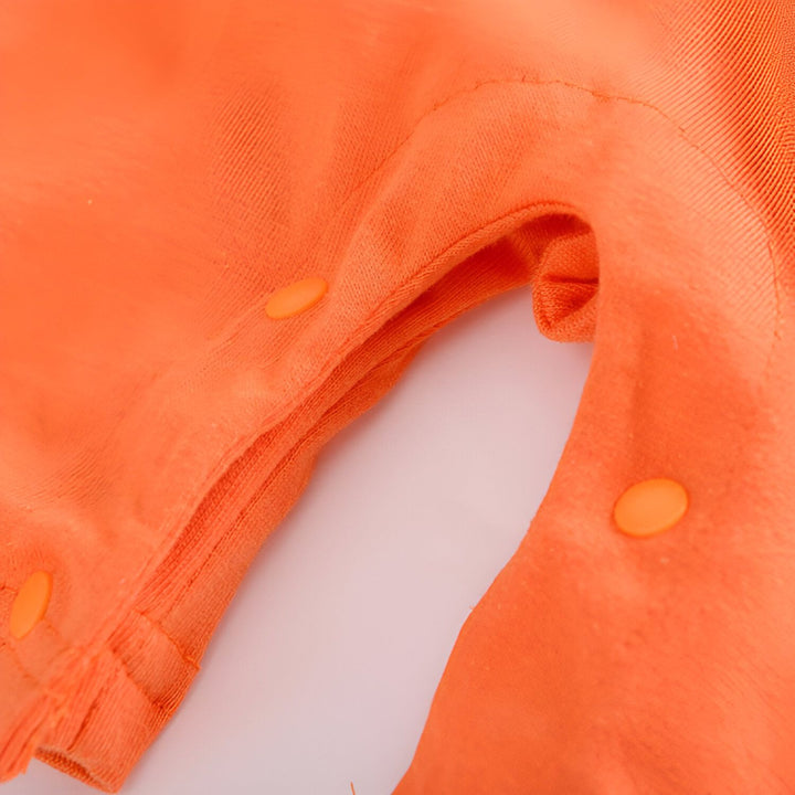 Une image d'une grenouillère orange avec des boutons-pression.,GR-7171608786,GR-1168178649,GR-5392673953,GR-9178063523,GR-3933005612,GR-9569868449,GR-5166007050,GR-6557248405,GR-9720434694,GR-8916103274
