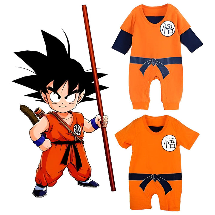 Une image d'un bébé portant un costume de Goku, un personnage de la série animée Dragon Ball Z. Le bébé est vêtu d'une combinaison orange et bleue avec une ceinture noire. Il a également une perruque noire et un bâton.,GR-7171608786,GR-1168178649,GR-5392673953,GR-9178063523,GR-3933005612,GR-9569868449,GR-5166007050,GR-6557248405,GR-9720434694,GR-8916103274