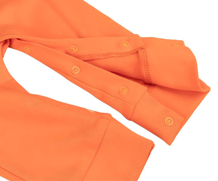 Une image montrant la qualité des boutons-pression d'une grenouillère orange pour bébé.,GR-5827820008,GR-5023526593,GR-0344227286,GR-8150341218