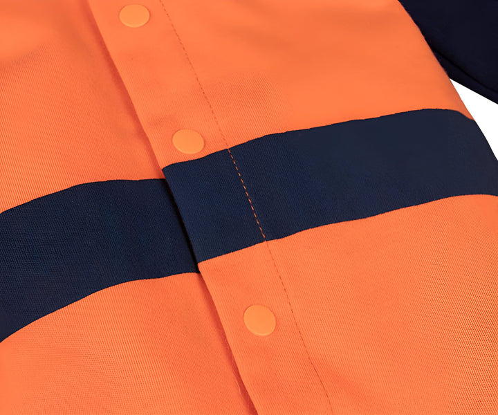 Une image d'une combinaison de travail orange et bleu avec des boutons-pression.,GR-5827820008,GR-5023526593,GR-0344227286,GR-8150341218