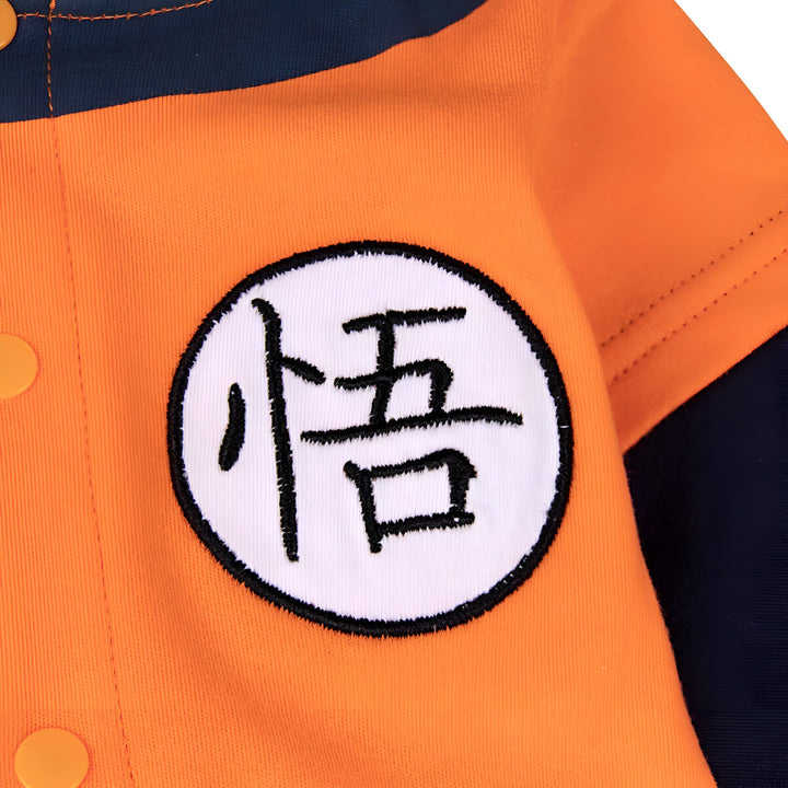 Le symbole de Son Goku, le protagoniste du manga et de l'anime Dragon Ball Z, est brodé sur la manche droite de cette combinaison orange et bleue.,GR-5827820008,GR-5023526593,GR-0344227286,GR-8150341218