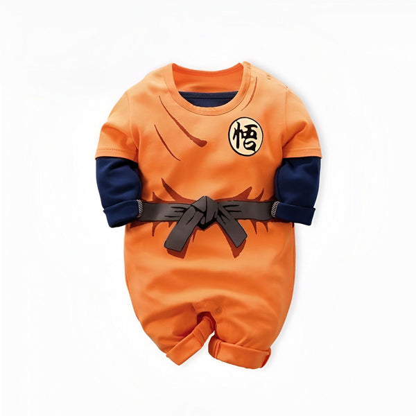 Une grenouillère orange et bleue avec le symbole "Goku" sur la poitrine et une ceinture marron.,GR-3241219798,GR-1570201455,GR-0580690407,GR-0058999736,GR-5835771401