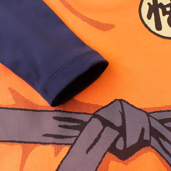 Une manche bleu marine d'un t-shirt orange à l'effigie de Son Goku, un personnage de Dragon Ball Z.,GR-3241219798,GR-1570201455,GR-0580690407,GR-0058999736,GR-5835771401