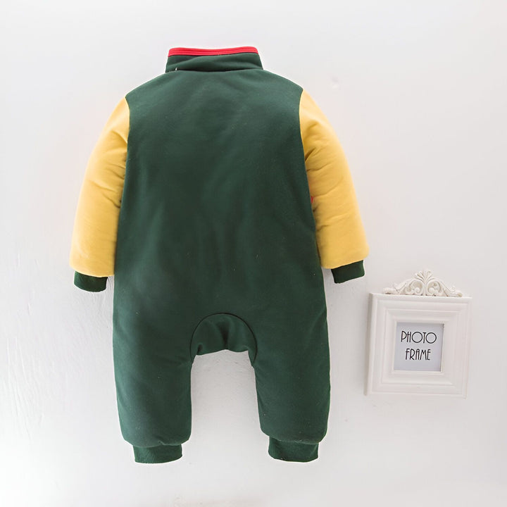 Une combinaison verte et jaune pour bébé avec des manches jaunes et un col montant rouge.,GR-9440041706,GR-6710901777,GR-3737681201,GR-1351262599,GR-2663924571